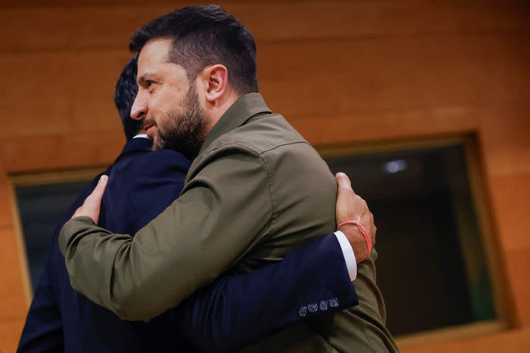 Volodimir Zelensky se abraza con el primer ministro británico, Rishi Sunak, en la reunión de Granada, España (Photo by JUAN MEDINA / POOL / AFP)