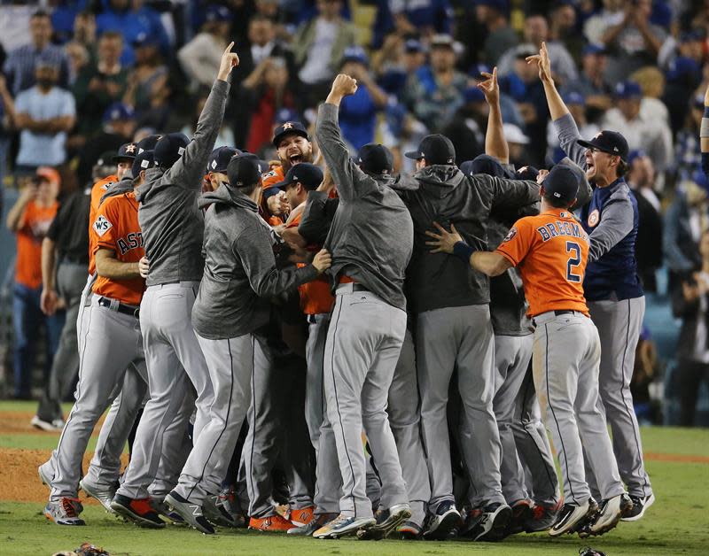Los jugadores de los Astros de Houston celebran su triunfo (Foto: EFE)