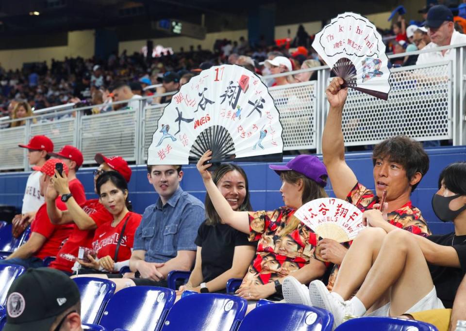 La familia Kawamura disfruta el partido entre los Marlins y los Angelinos de Los Angeles, celebrado el 5 de julio de 2022 en Miami.