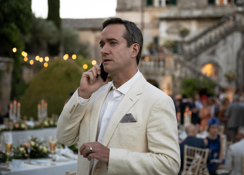 Auf einer Hochzeit in Italien: Succession-Figur Tom Wambsgans in einem beigen Anzug, angepasst an die Familie Roy. - Copyright: picture alliance / ASSOCIATED PRESS | Graeme Hunter