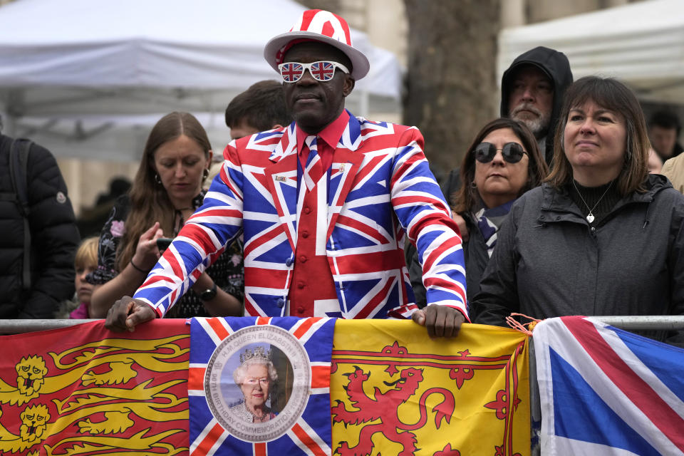 Un seguidor de la realeza vestido con motivos de la bandera británica entre la multitud congregada para la misa de acción de gracias en memoria del fallecido príncipe Felipe, duque de Edimburgo, en la Abadía de Westminster el 29 de marzo de 2022. (Foto AP/Frank Augstein)