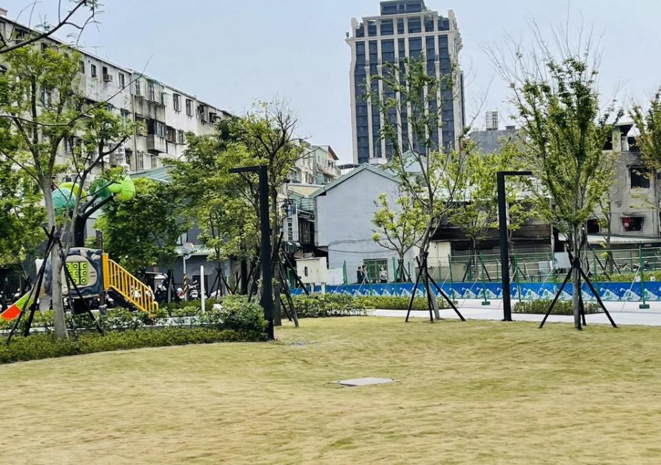 三重大仁公園大草皮下方設有雨水積磚，能儲存雨水滯水防洪。（記者吳瀛洲攝）