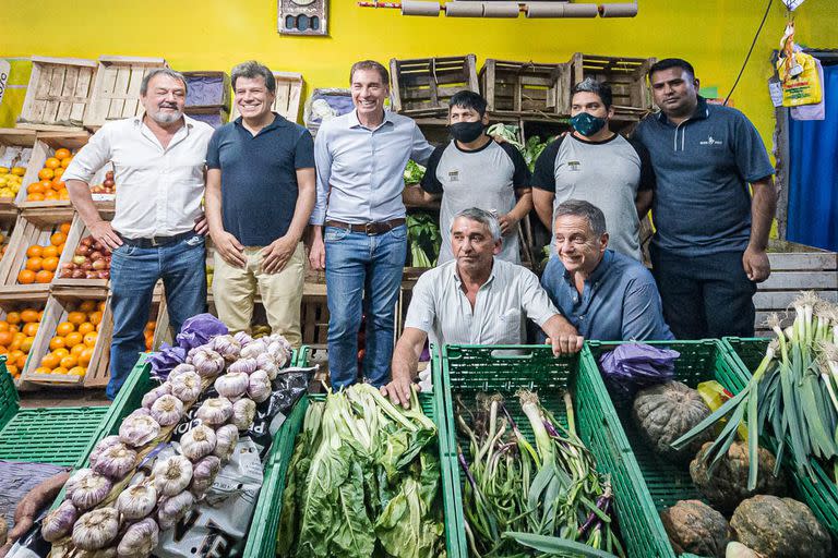 Santilli y Manes, con comerciantes