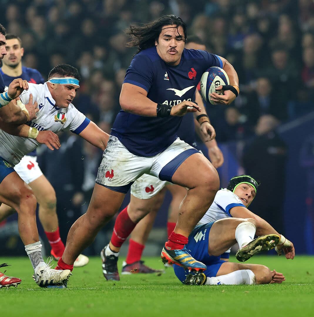 Posolo Tuilagi en acción, en un partido con Francia del último Seis Naciones: el gigante deja su huella en cada aceleración