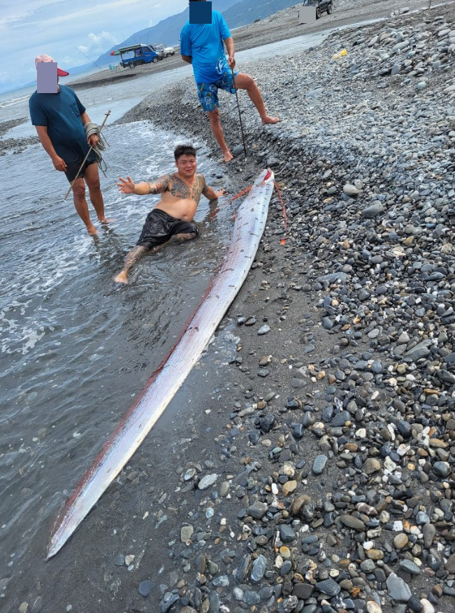 林姓男子釣到地震魚。（圖／民眾提供）