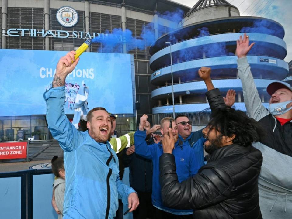 City-Fans feiern Meisterschaft vor dem Stadion