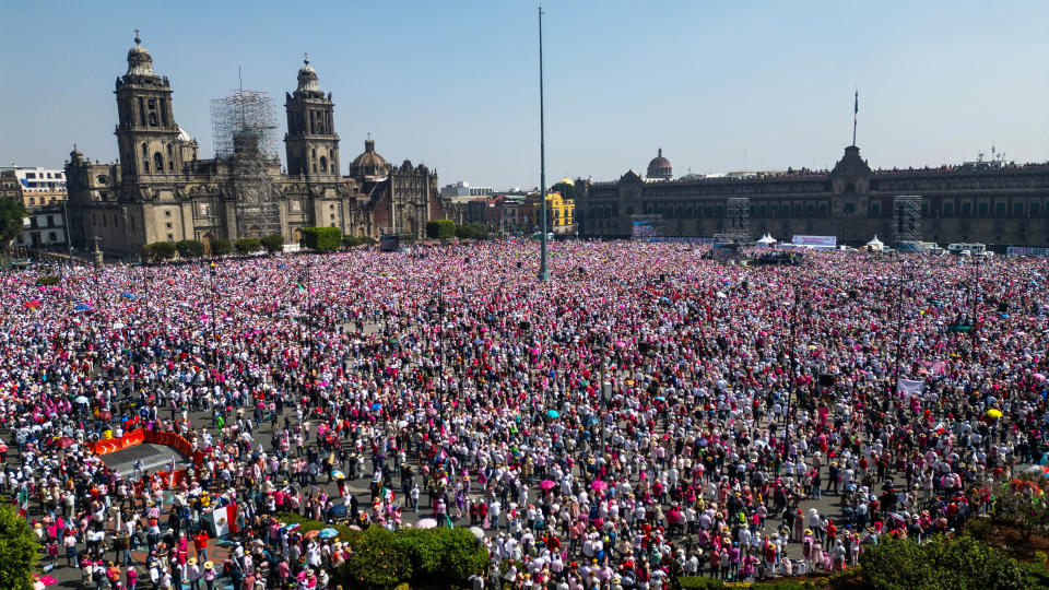 Marcha por la democracia en el zócalo de CDMX. (Foto: Daniel Cardenas/Anadolu via Getty Images)