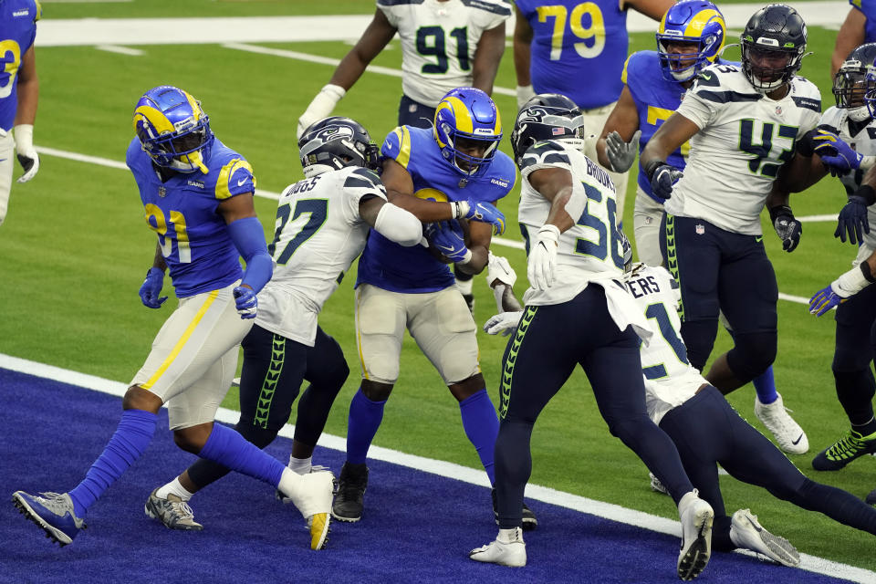 Los Angeles Rams running back Malcolm Brown, center, scores a rushing touchdown against the Seattle Seahawks during the second half of an NFL football game Sunday, Nov. 15, 2020, in Inglewood, Calif. (AP Photo/Ashley Landis )