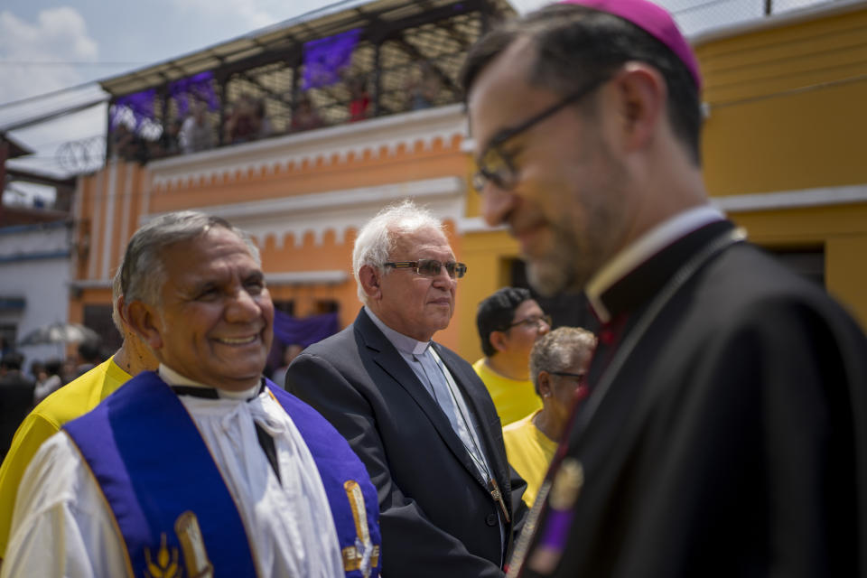 El cardenal Álvaro Ramazzini (centro, atrás) espera el inicio de una procesión en la Ciudad de Guatemala, el 23 de marzo de 2024. Ascendido por el papa Francisco en 2019 al mayor rango jerárquico de la Iglesia católica, Ramazzini ha seguido centrándose en los pobres, los indígenas y los migrantes. (AP Foto/Moisés Castillo)