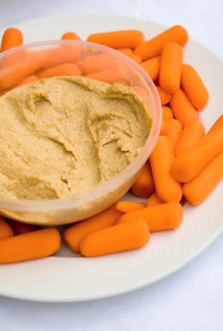 Hummus and baby carrots