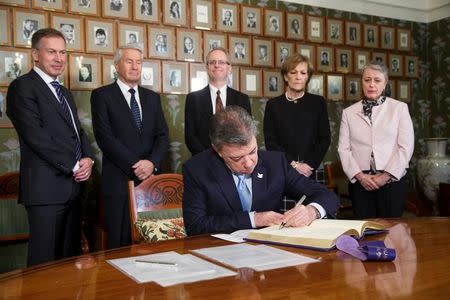 El presidente de Colombia, Juan Manuel Santos, firma un protocolo en el Instituto Nobel de Noruega en Oslo. 9 de diciembre de 2016. NTB Scanpix/Heiko Junge/via REUTERS. Santo recibió el sábado el premio Nobel de la Paz por la firma de un acuerdo con la guerrilla de las FARC para poner fin al conflicto armado más antiguo de América Latina. ATENCIÓN EDITORES - SOLO PARA USO EDITORIAL. NO ESTÁ A LA VENTA Y NO SE PUEDE USAR EN CAMPAÑAS PUBLICITARIAS. ESTA IMAGEN HA SIDO ENTREGADA POR UN TERCERO Y SE DISTRIBUYE EXÁCTAMENTE COMO LA RECIBIÓ REUTERS COMO UN SERVICIO A SUS CLIENTES. NO USAR EN NORUEGA