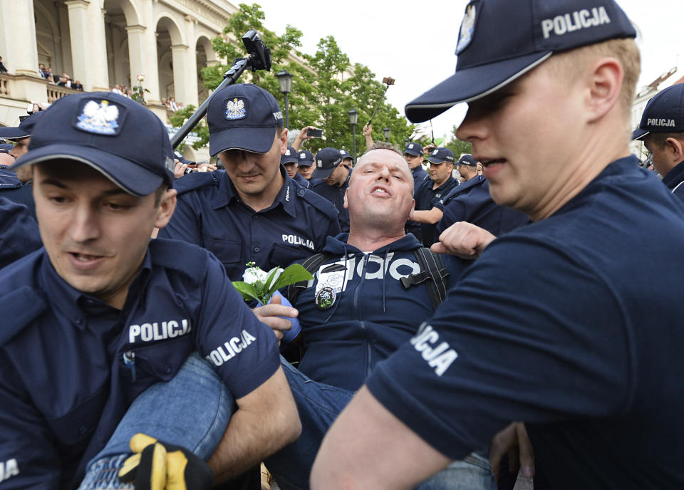 Polish police officers forcibly remove protesters staging an anti-government demonstration in the center of Warsaw, Poland, on June 10, 2017. (Photo: Alik Keplicz/AP)