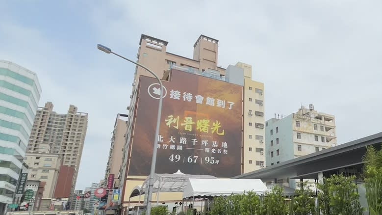 新竹市東區多為老舊住宅，近期指標新案出現單價60~70萬元行情。（圖／EBC地產王張琬聆攝）