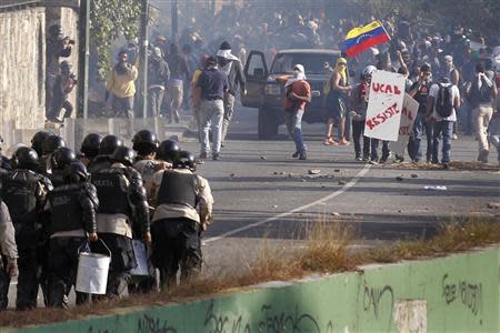 Anti-government protesters clash with riot police during a protest against Nicolas Maduro's government in Caracas March 20, 2014. REUTERS/Christian Veron