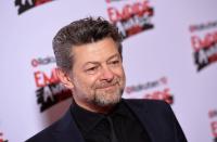 Es ist der Brite Andy Serkis, die Instanz in Sachen Performance-Capture, dem Verfahren bei echte Schauspieler mit Spezialkameras gefilmt und dann digitalisiert werden. Prinzipiell können die Darsteller dadurch alles werden: ein intelligentes Gänseblümchen zum Beispiel. Serkis behütet aber lieber seinen "Schaaatz" oder zertrümmert New York. (Bild: Jeff Spicer/Getty Images)