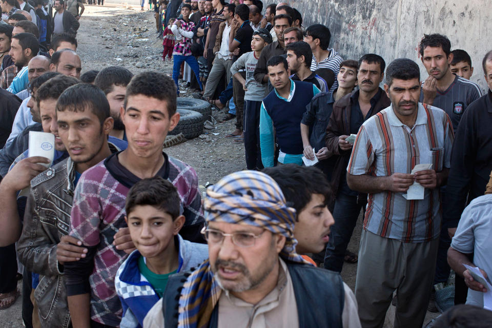 Refugees flee Mosul, Iraq