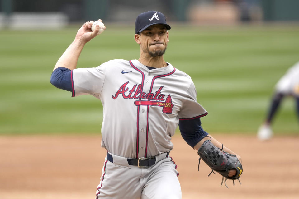 Atlanta Braves starting pitcher Charlie Morton delivers during the first inning of a baseball game against the Atlanta Braves Monday, April 1, 2024, in Chicago. (AP Photo/Charles Rex Arbogast)