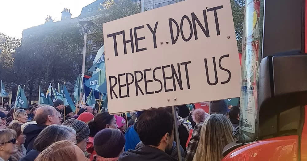 This article is about far-right online posts about Ireland. In the photo, a protest held against the violence that broke out in Dublin on November 23, with a sign that reads 