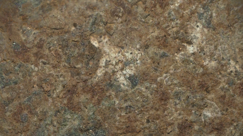 A close-up of the rock sample named Quartier.