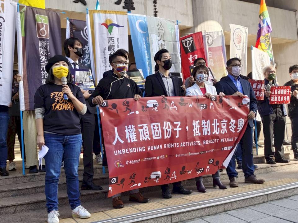 包括台權會、西藏台灣人連線等27個人權團體8日舉行記者會，邀集跨黨派立委呼籲大家堅持做一個「人權頑固份子」，加入國際共同抵制北京冬季奧運的行列。(王韋婷攝)