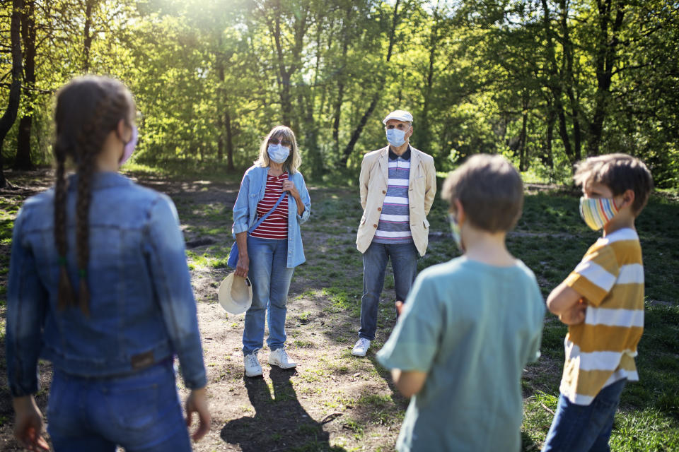 Desde Abuespa se dirigen a los jóvenes pidiéndoles que cumplan las normas para evitar el contagio y así proteger a sus abuelos del coronavirus. (Foto: Getty Images)