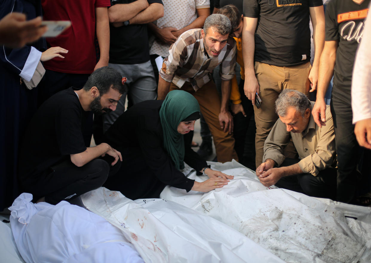 La gente llora sobre los cuerpos de sus seres queridos, que murieron en un ataque aéreo israelí, durante un funeral en Khan Younis, en el sur de Gaza, el martes 24 de octubre de 2023. (Yousef Masoud/The New York Times)