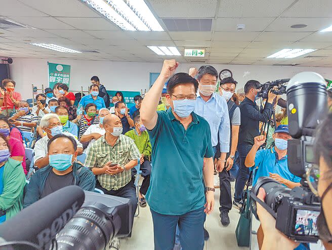 民進黨新北市長參選人林佳龍21日前往淡水，參加由新北市議員鄭宇恩所舉辦的「新北大翻新，議員逗陣拚」議員座談會。(黃敬文攝)