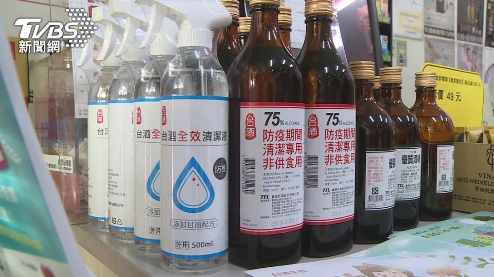 酒精為必備防疫物品之一。（圖／TVBS）