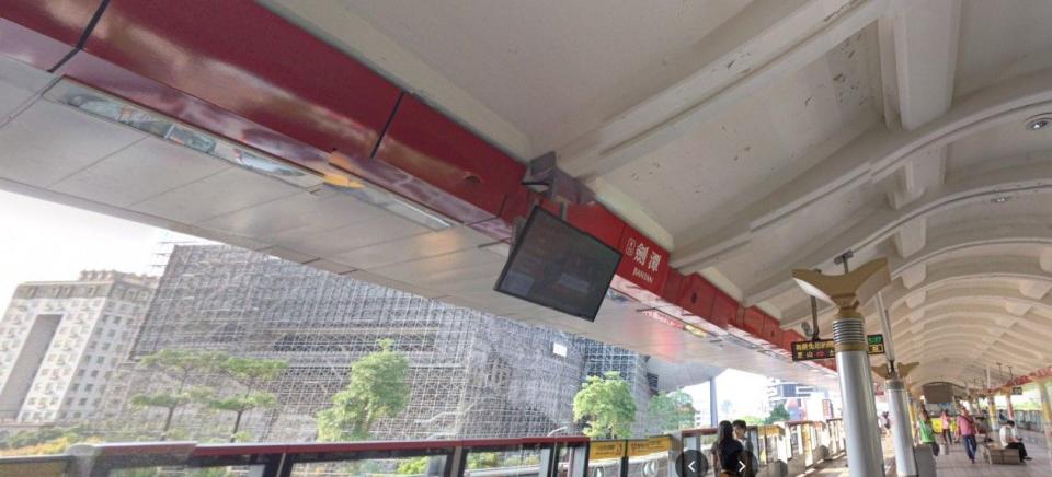 一名男網友抱怨，日前和女友搭捷運到劍潭站，女友卻遭站務員攔下。（翻攝自Google地圖）