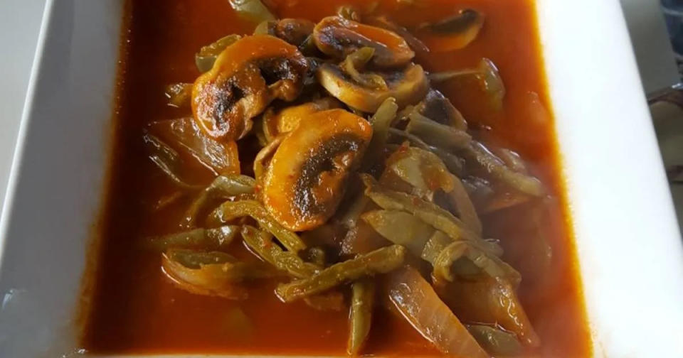 Esta sopa de champiñones reconfortante es perfecta para calentar el cuerpo en cualquier día de frío. Inspirada en esas sopitas de hongo que nos encanta comer en días de campo, un día se nos ocurrió preparar esta sopa que les compartimos por acá: