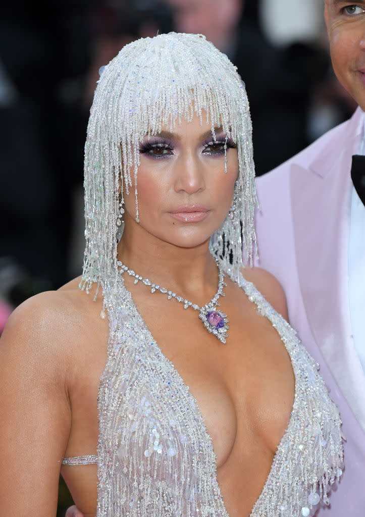 <p>J-Lo en mode Cléopâtre pailletée au MET Gala. Réussi ! (crédit Getty) </p>