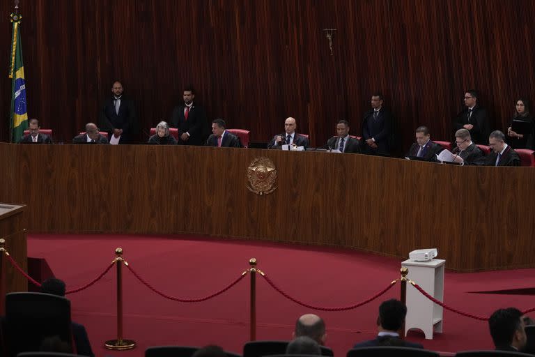 El presidente del Tribunal Supremo Electoral, el Ministro Alexandre de Moraes, en el centro, preside el juicio al ex presidente Jair Bolsonaro en el Tribunal Supremo en Brasilia, Brasil, el martes 27 de junio de 2023. 