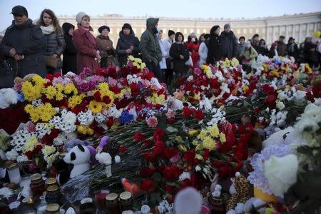 People gather at Dvortsovaya Square to commemorate victims of the air crash in Egypt in St. Petersburg, Russia, November 3, 2015. REUTERS/Peter Kovalev