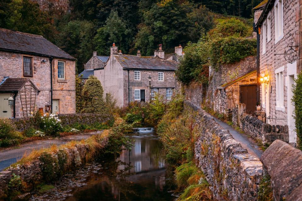 iconic shot of castleton, peak district, derbyshire, england photograph taken early morning on the bridge over peakshole water