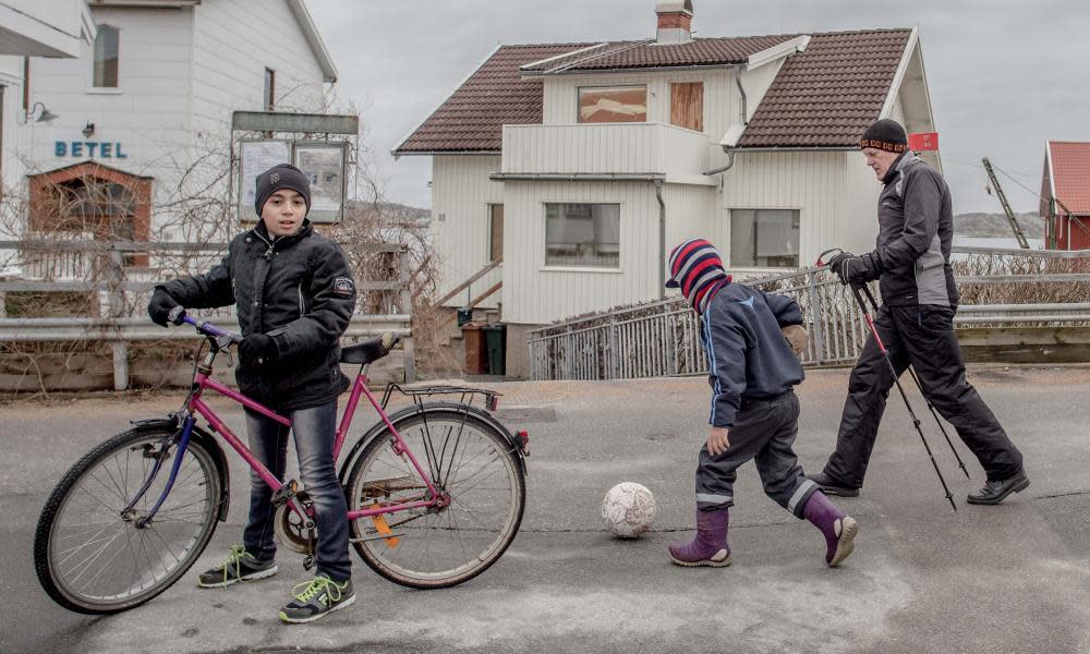 Children and Nordic walker