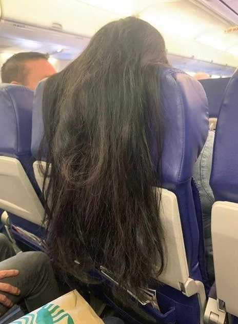 一名網友抱怨女乘客頭髮越界了。（圖／翻攝自推特）