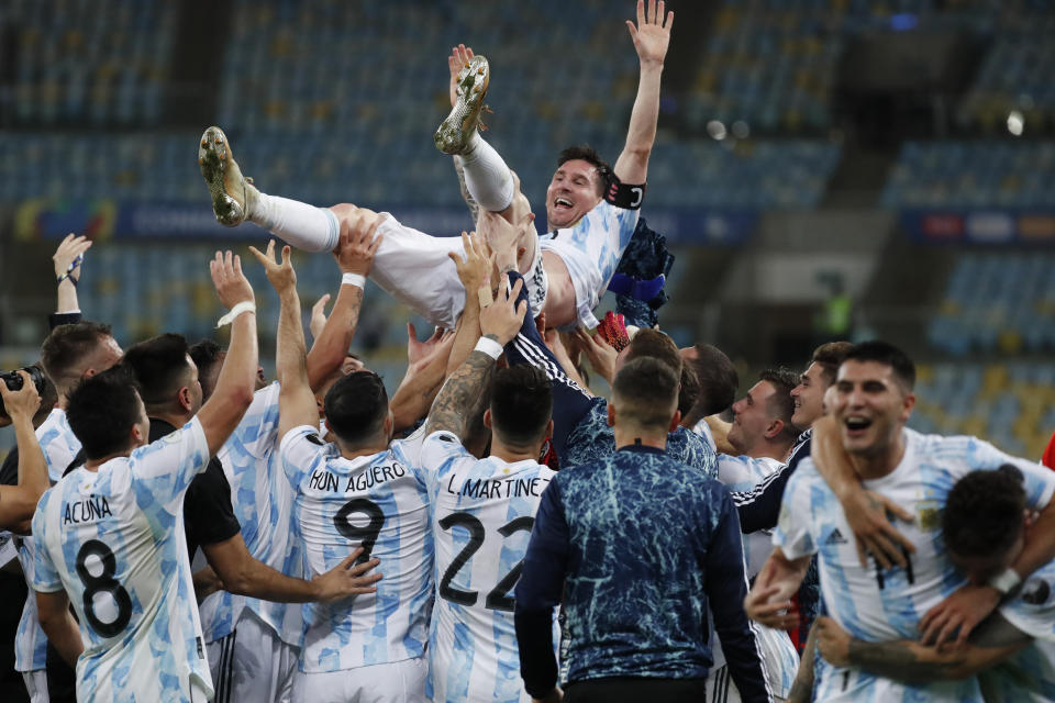 Futbolistas de la selección de Argentina lanzan al aire a Lionel Messi tras su victoria por 1-0 ante Brasil en la final de la Copa América, en el estadio de Maracaná, en Río de Janeiro, Brasil, el 10 de julio de 2021. (AP Foto/Bruna Prado)