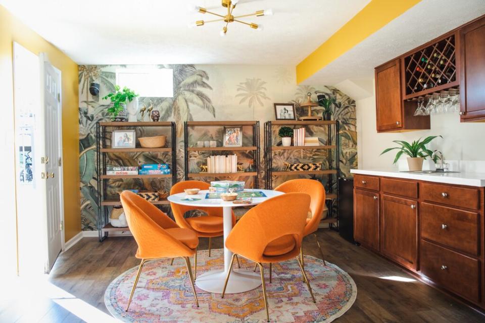 basement with tropical details and orange chairs