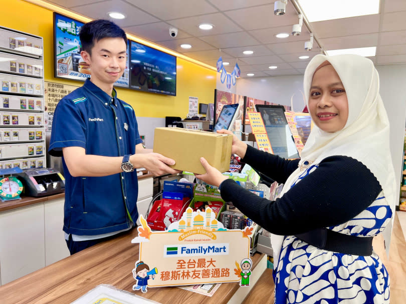 全家提供東南亞跨境網購平台「CLC ONLINE」包裹店取服務，使消費者可以就近在全家取貨。（圖／全家提供）
