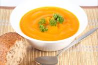 <p>Sopa de zapallo a la crema de queso</p><br> <p>1.Ingredientes</p> <br> 1 l. De agua<br> 2 cubitos de caldo de gallina Knorr®<br> 1 taza de cubitos de queso fontina untable<br> 2 tazas de calabaza en cubitos<br> 1 lata de choclo en grano<br> 1 cucharadita de perejil picado<br> Croutons de pan tostado a gusto<br><br> <p>2.Preparación</p> <br> 1 Colocar en el agua hirviendo los cubitos de caldo de gallina Knorr®. Hervir 1 minuto.<br> 2 Disolver el queso fontina en una cacerola a fuego suave agregando lentamente el caldo preparado.<br> 3 Luego agregar la calabaza y el choclo.<br> 4 Cocinar todo junto 15 minutos. Agregar el perejil picado.<br> 5 Servir la sopa con los croutons en cada plato.<br><br> <p>3.Consejo</p> <br> El zapallo y el choclo pueden reemplazarse por hortalizas del gusto de los chicos. Si se quiere hacer una sopa cremosa, espesar con 1 cucharada de almidón de maíz disuelta en ¼ taza de leche fría. También se puede procesar la sopa antes de agregar el choclo y el perejil. <br> (Foto: Istockphoto.com)