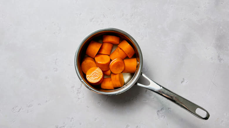 boiling carrots in water