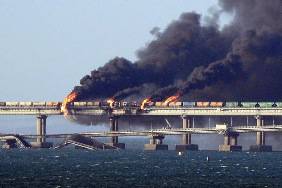 Schwarzer Rauch steigt aus einem Feuer auf der Kertsch-Brücke auf, die die Krim mit Russland verbindet, nachdem ein Lastwagen explodiert ist, Oktober 2022 (AFP via Getty Images)