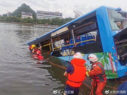 巴士突然撞毀護欄衝進水庫中。（圖／翻攝自人民日報微博）