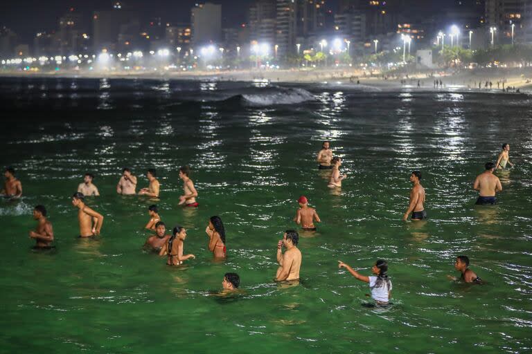 Personas se bañan en la playa de Arpoador en Río de Janeiro (Brasil). 