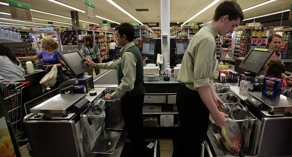 Woolworths employees are surprising Everyday Rewards members with Christmas gift hampers. Source: Getty Images