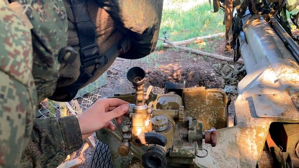 A Russian soldier aims a 2B16 Nona-K towed gun.