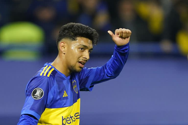 Cristian Medina con la camiseta de Boca en la Bombonera