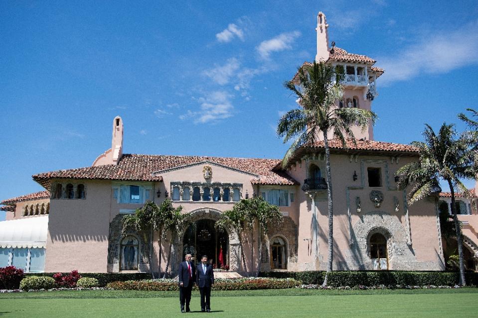 El presidente de EEUU, Donald Trump, y el de China, Xi Jinping, frente al complejo de Mar-a-Lago, propiedad de Trump en Florida. (AFP)