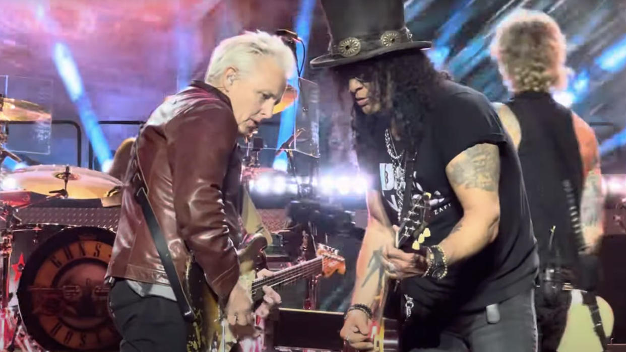  Mike McCready of Pearl Jam and Slash perform Paradise City onstage with Guns N' Roses in Seattle. 
