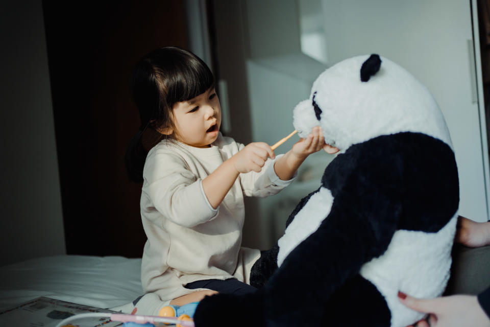 兒童確診症狀與一般感冒相似，在準備藥物前，必須先判斷兩者的差別，才能對症下藥。（圖片來源：Getty Images）